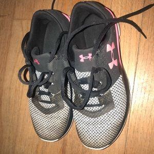 Shoes under armor kids size 4